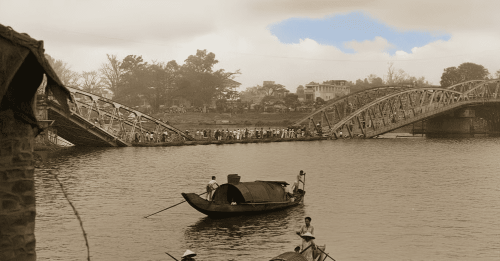 An image of Truong Tien Bridge that was destroyed in the past